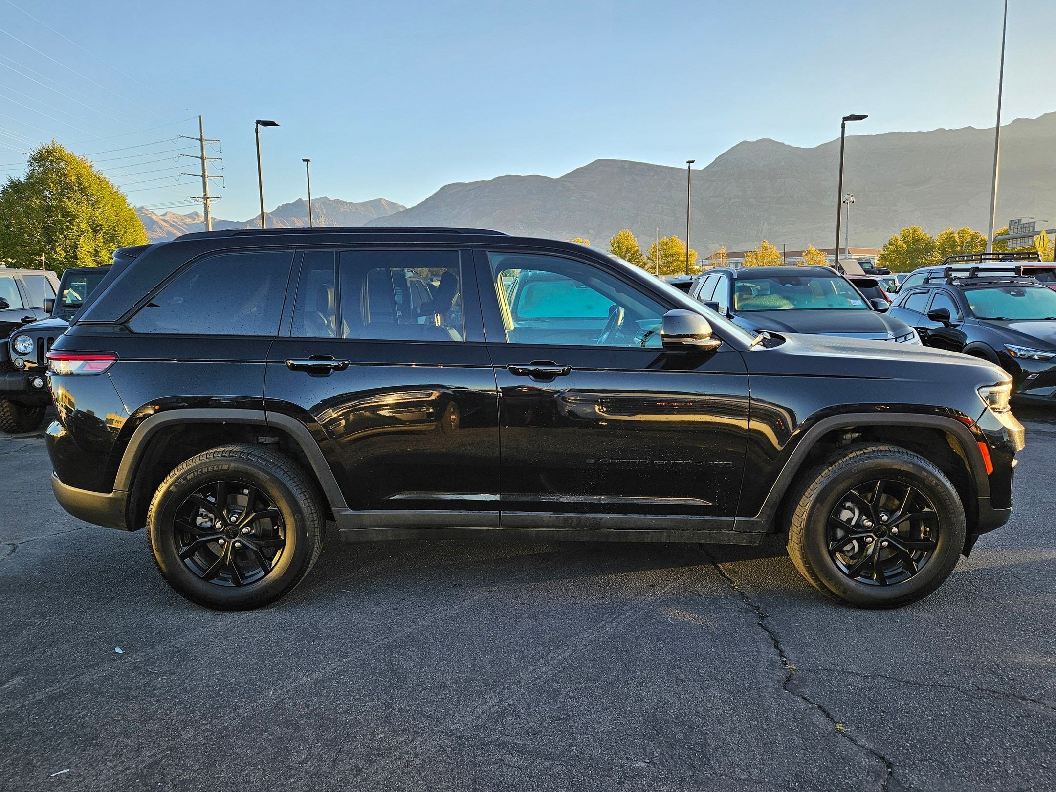 2024 Jeep Grand Cherokee Altitude photo 2