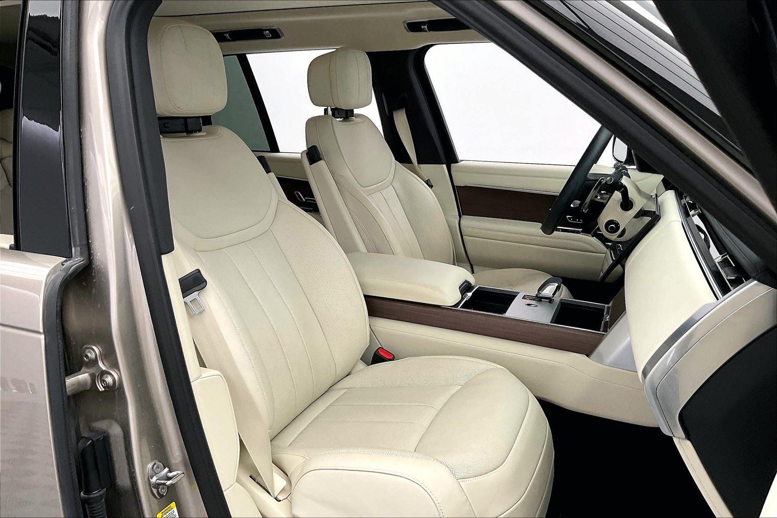 2025 Land Rover Range Rover SE photo 3