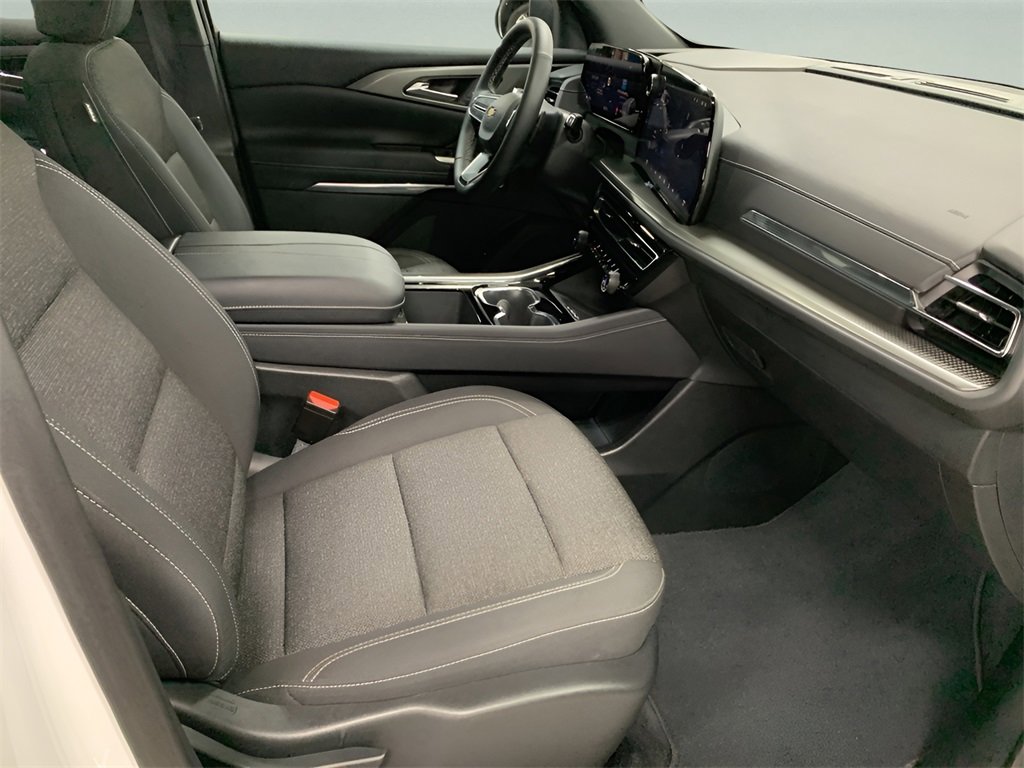 2025 Chevrolet Traverse photo 11