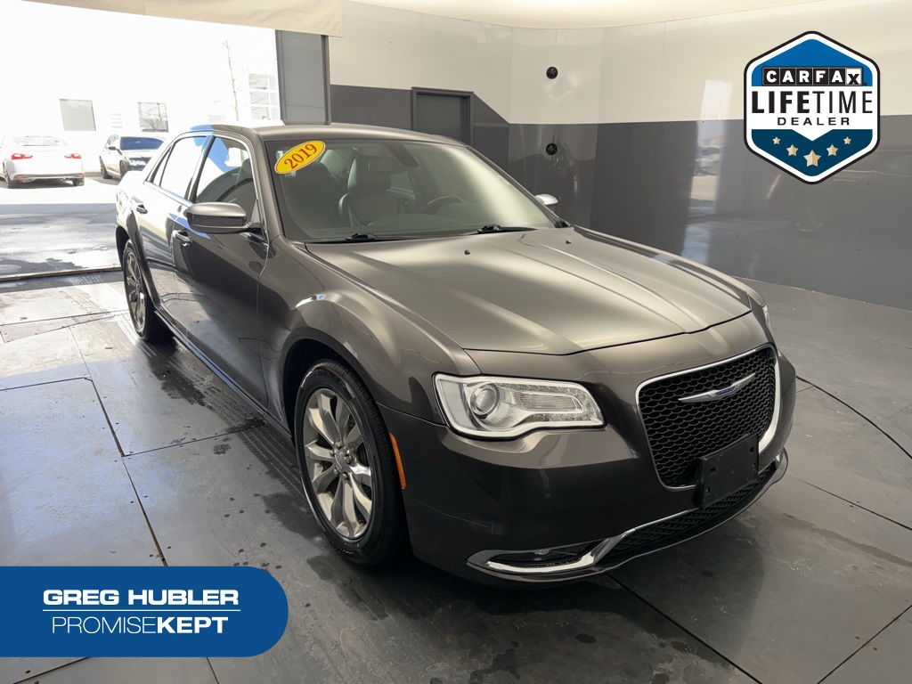 2019 Chrysler 300 Limited's photo