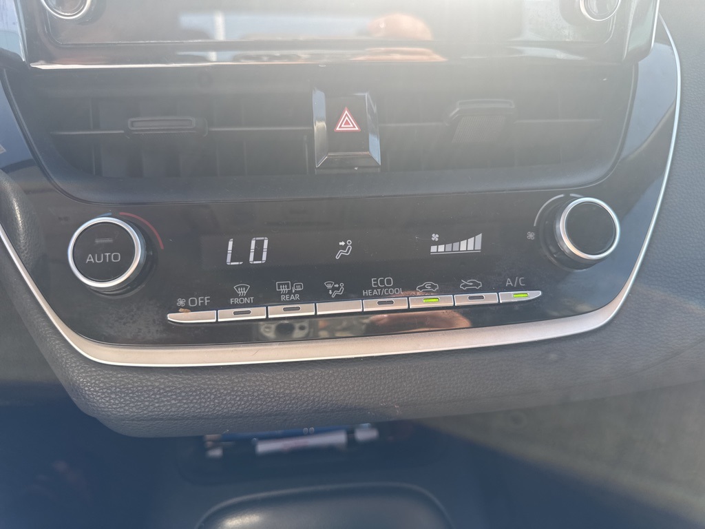 2020 Toyota Corolla LE photo 3