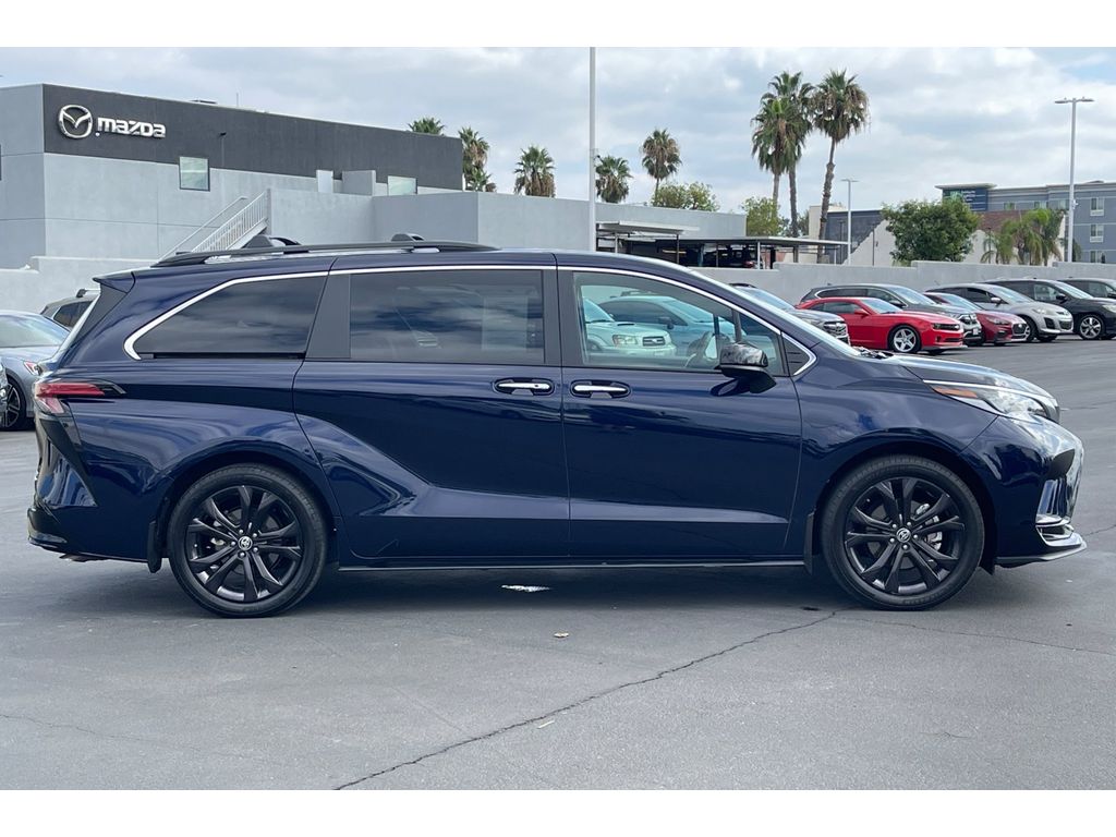2022 Toyota Sienna XSE photo 6