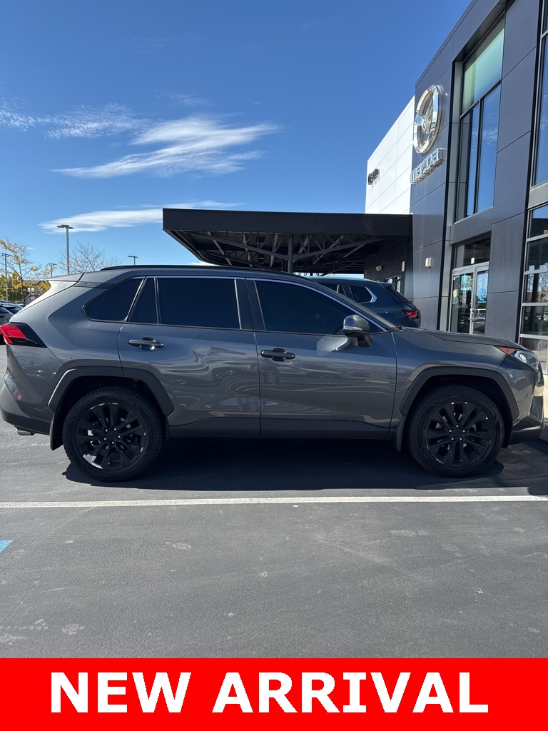 2020 Toyota RAV4 XLE Premium photo 3