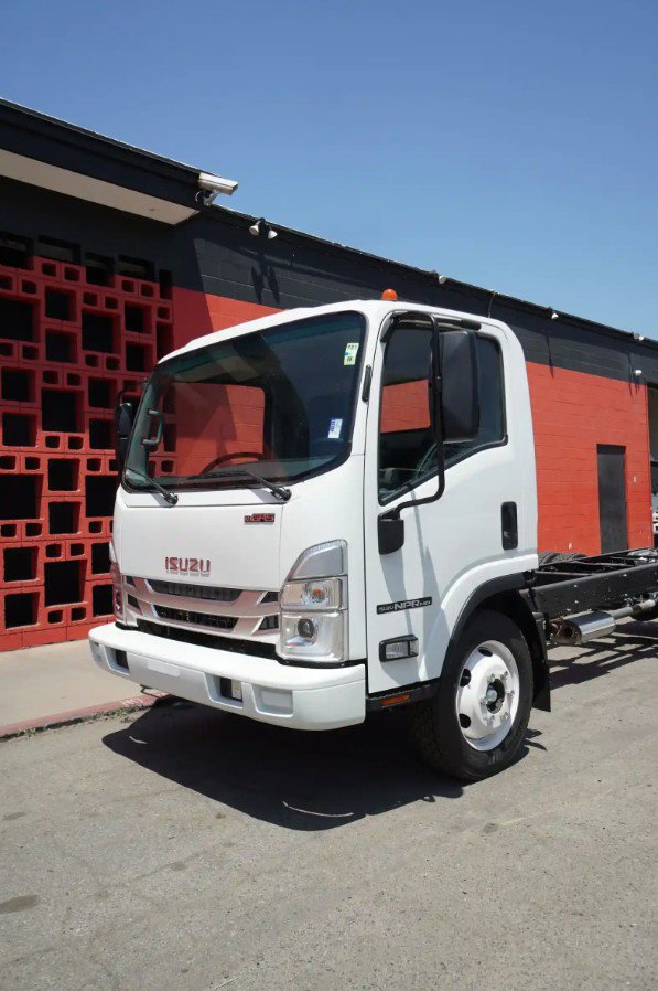 2024 Isuzu NPR photo 2