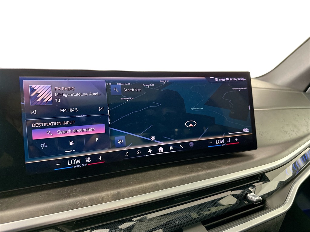 Used 2024 Mineral White Metallic BMW xDrive40i image 17