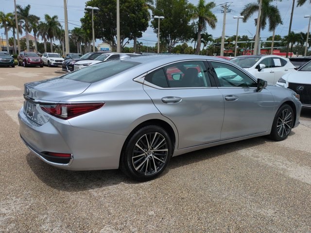 2022 Lexus ES 250 photo 4