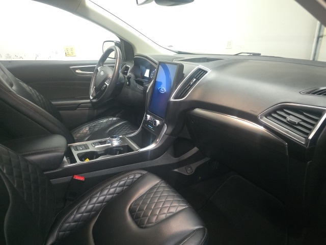 2024 Ford Edge Titanium photo 4