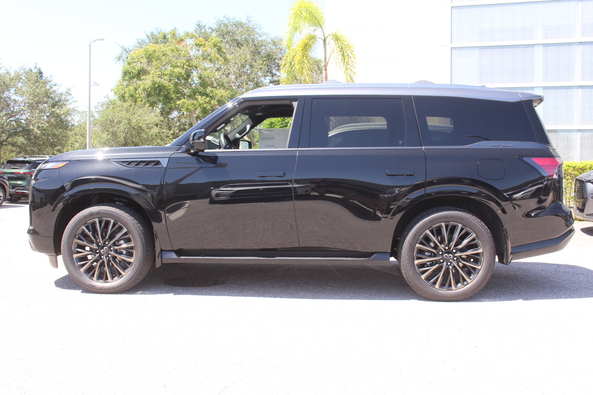 2026 Infiniti QX80 photo 2