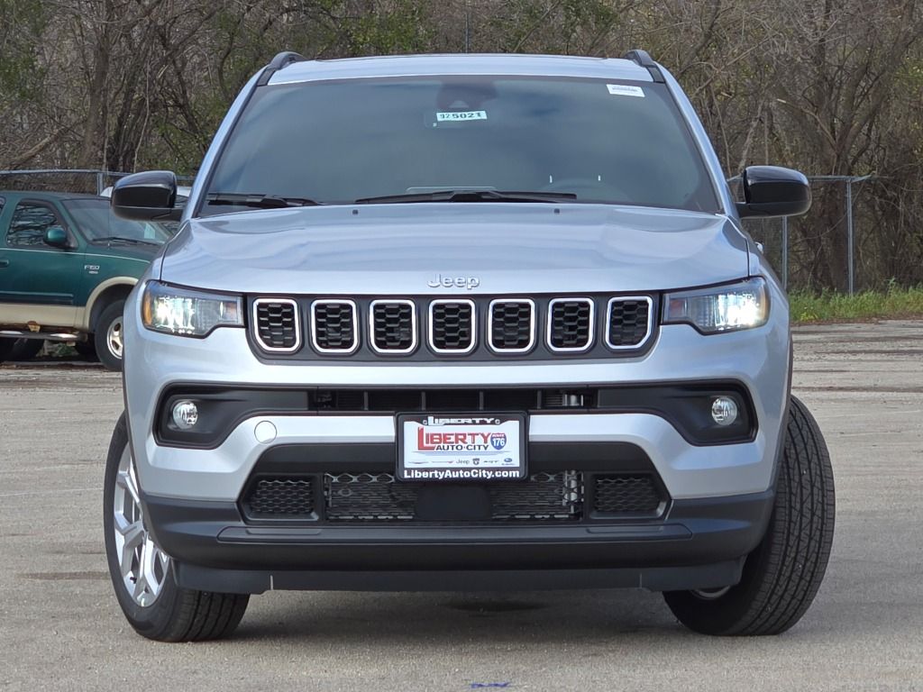 2025 Jeep Compass Latitude photo 4