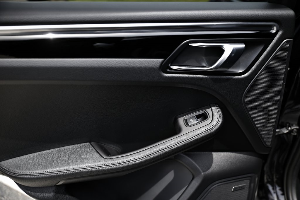 2025 Porsche Macan T photo 27