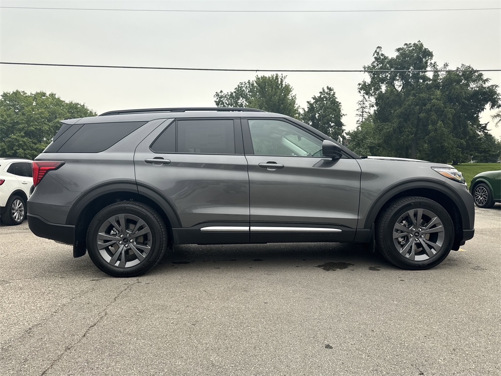 2025 Ford Explorer photo 4