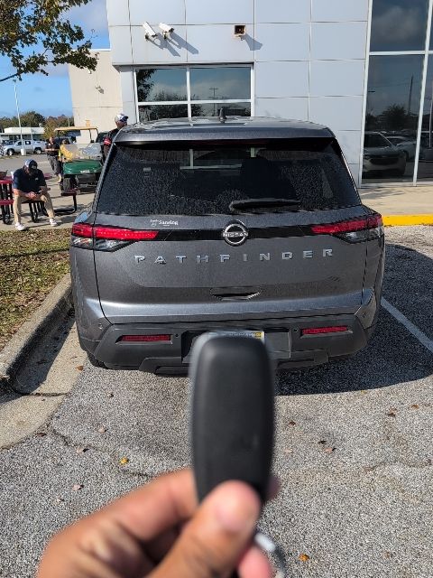 2024 Nissan Pathfinder S photo 3