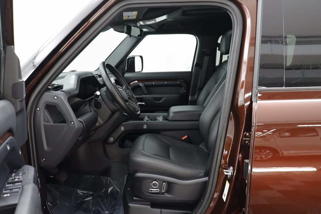 2025 Land Rover Defender 130 X-Dynamic SE photo 6