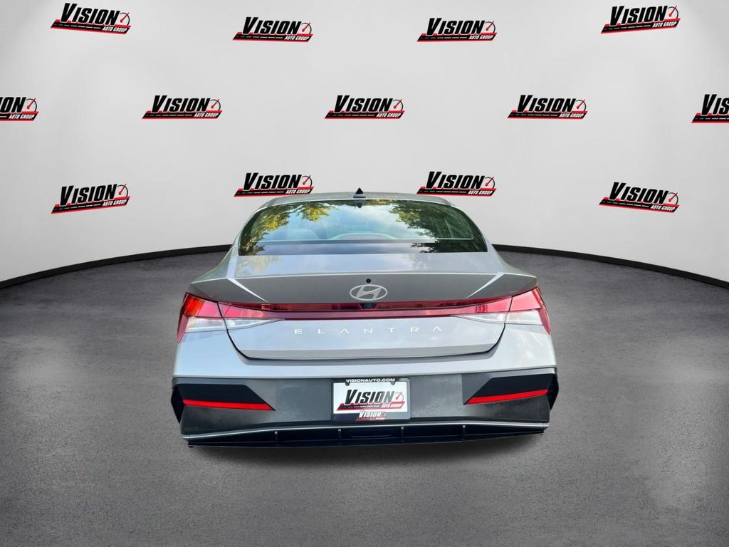 2024 Hyundai Elantra SEL photo 6