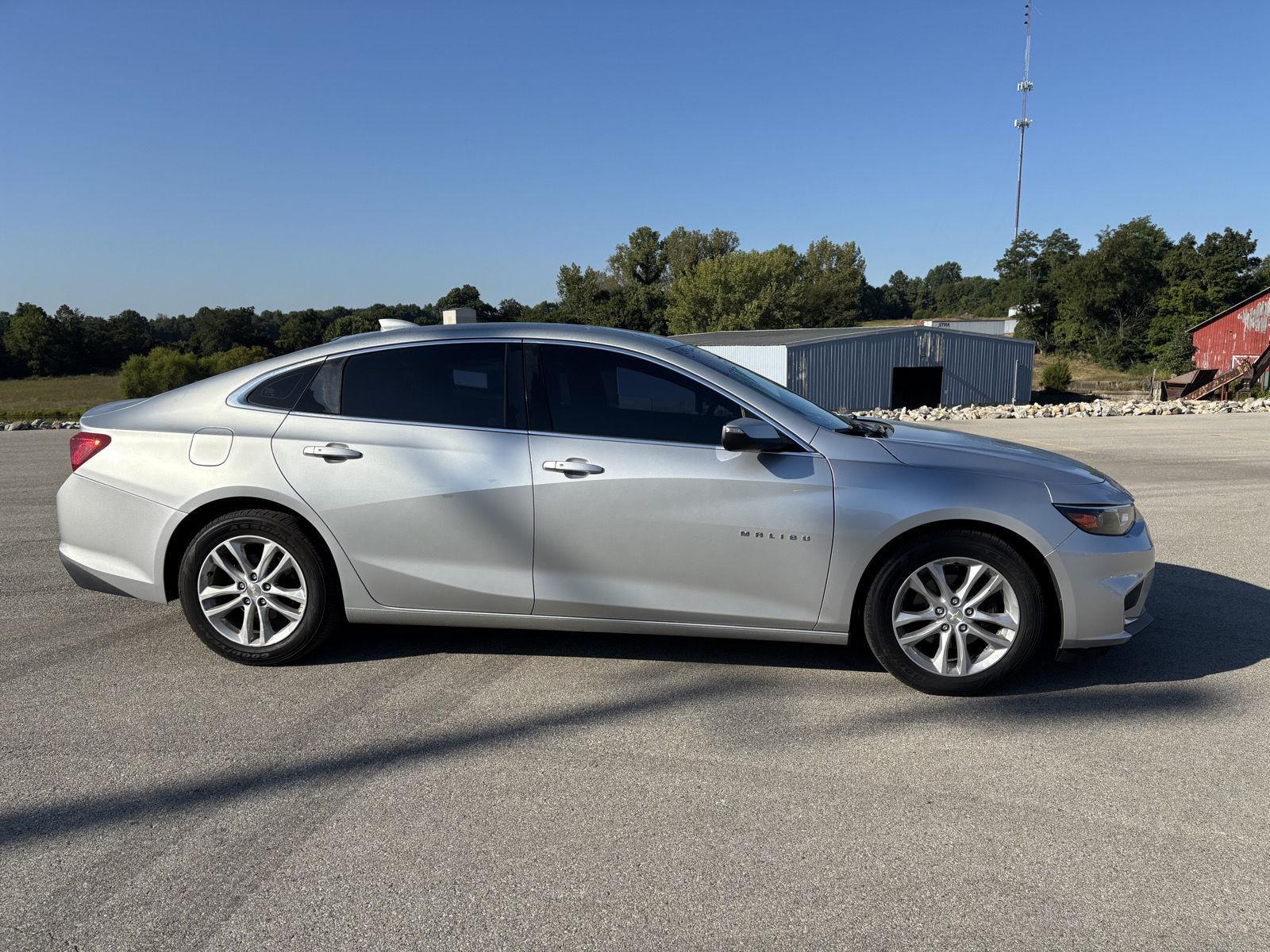 2016 Chevrolet Malibu 1LT photo 2