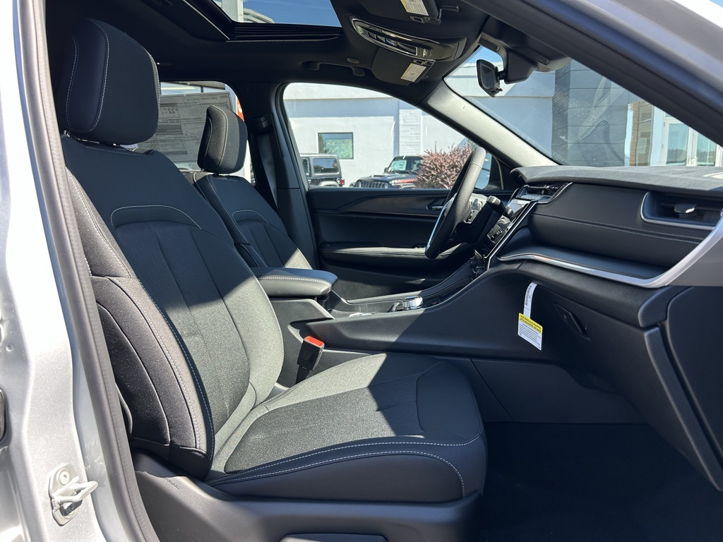 2025 Jeep Grand Cherokee Laredo X photo 28