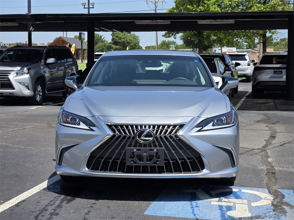 2023 Lexus ES 300h photo 2