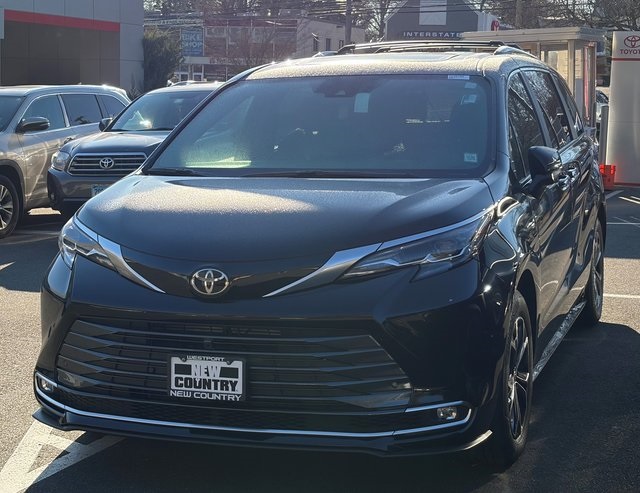 2026 Toyota Sienna Platinum's photo