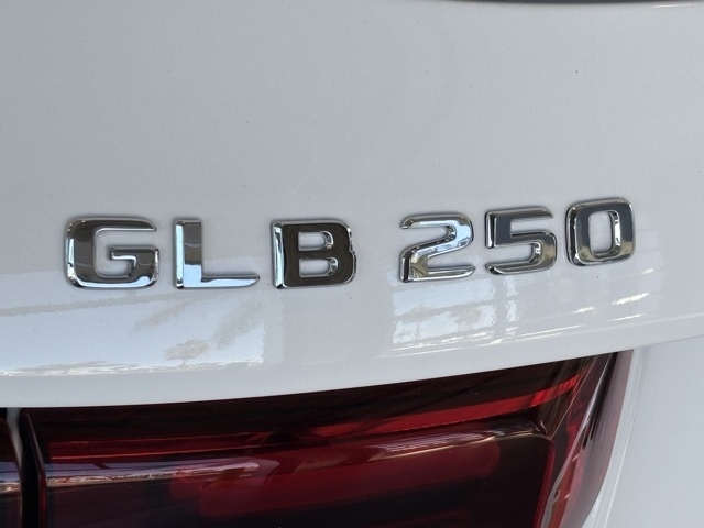 2026 Mercedes Benz GLB 250 4MATIC photo 4