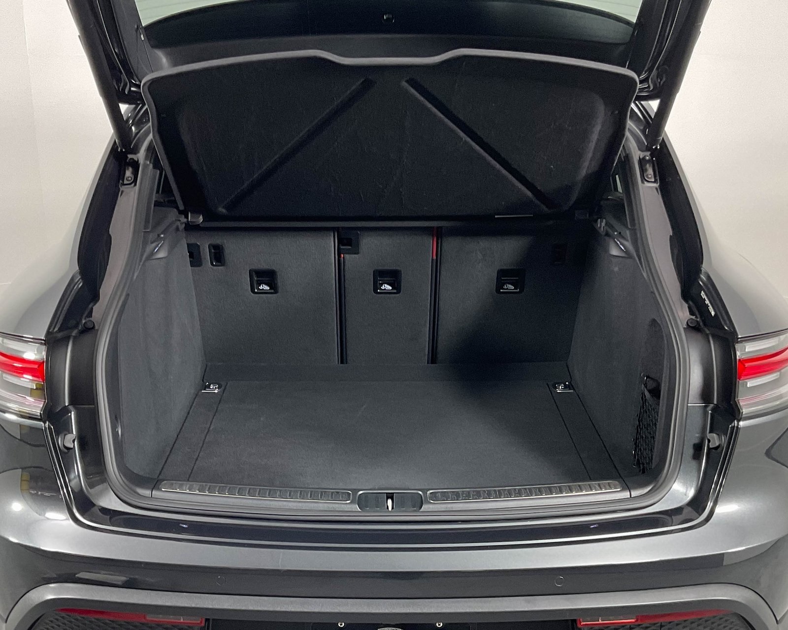 2024 Porsche Macan S photo 27