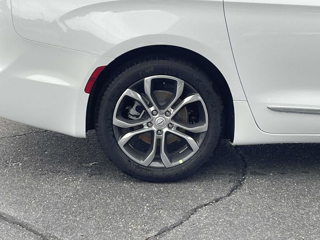 2026 Chrysler Pacifica Pinnacle photo 11
