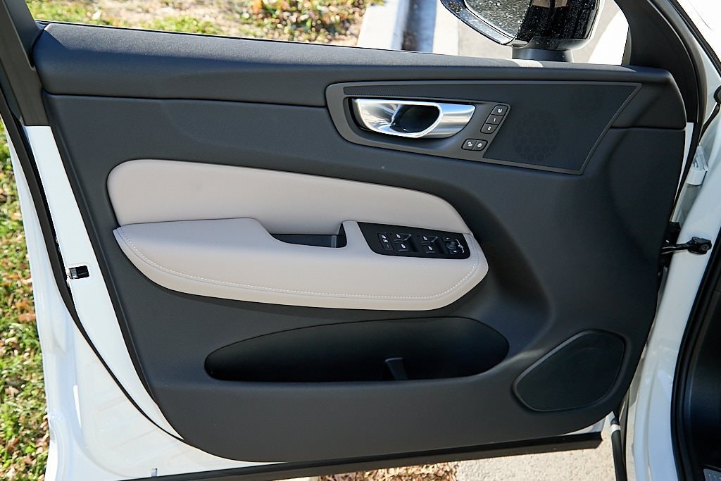 2026 VOLVO XC60 - Image 8