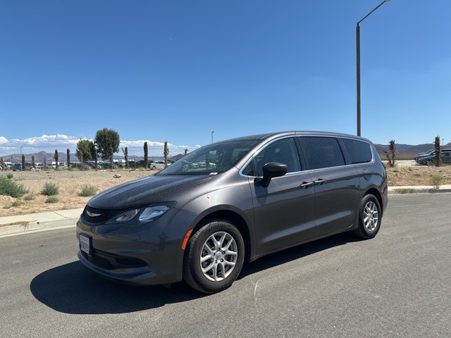 2022 Chrysler Voyager LX photo 3