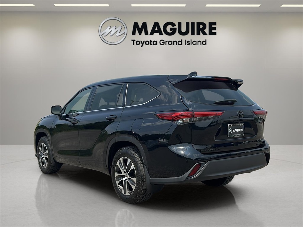 2022 Toyota Highlander XLE photo 3