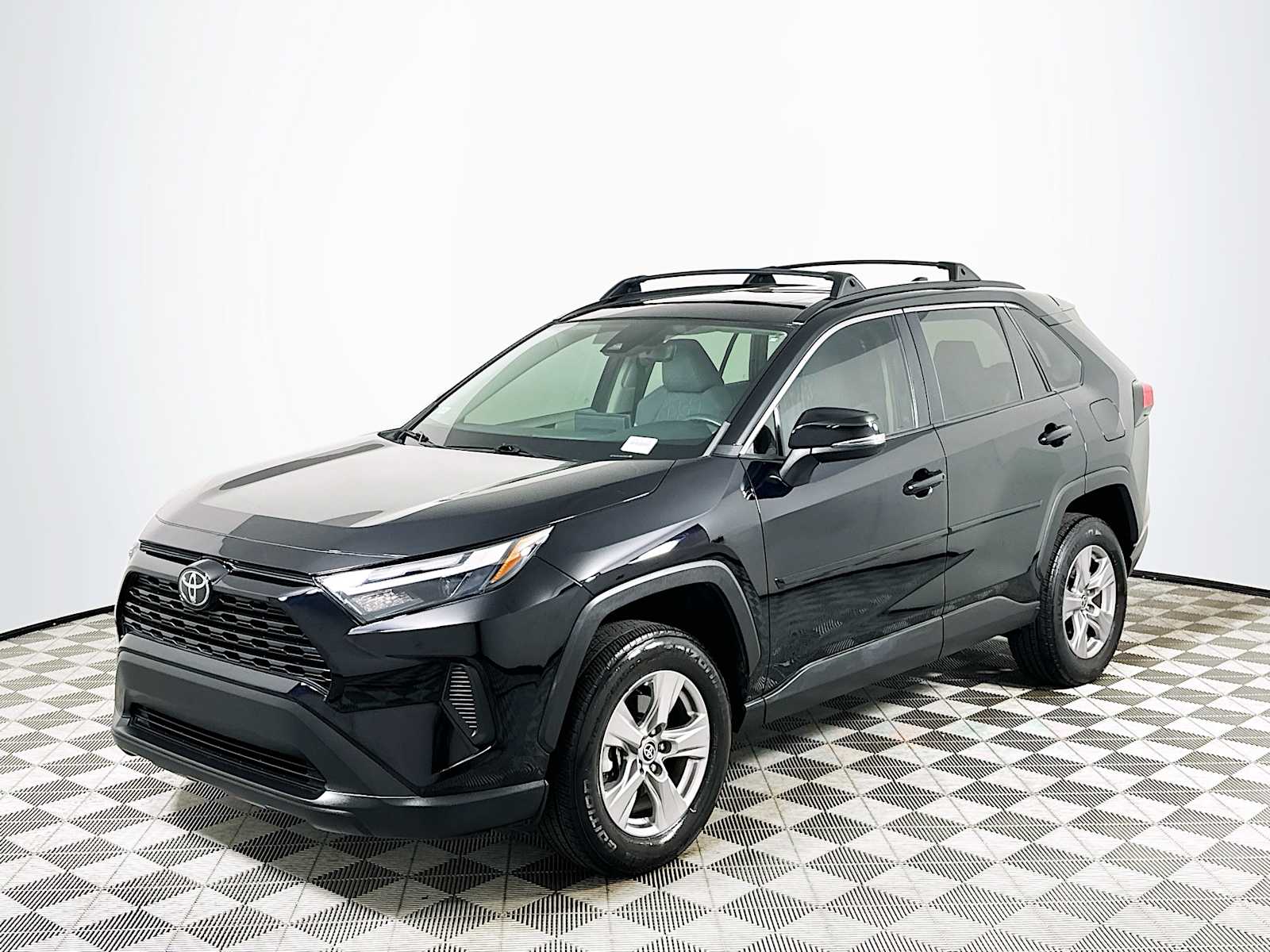 2022 Toyota RAV4 XLE photo 3