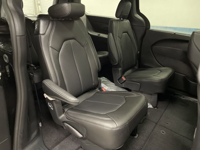 2025 Chrysler Pacifica photo 30