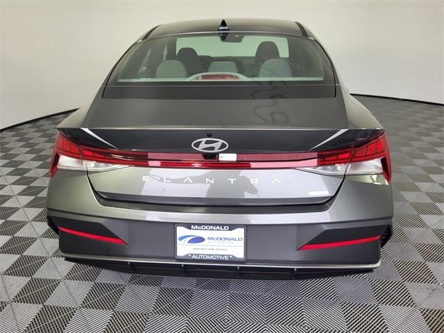 2025 Hyundai Elantra Hybrid Blue photo 7