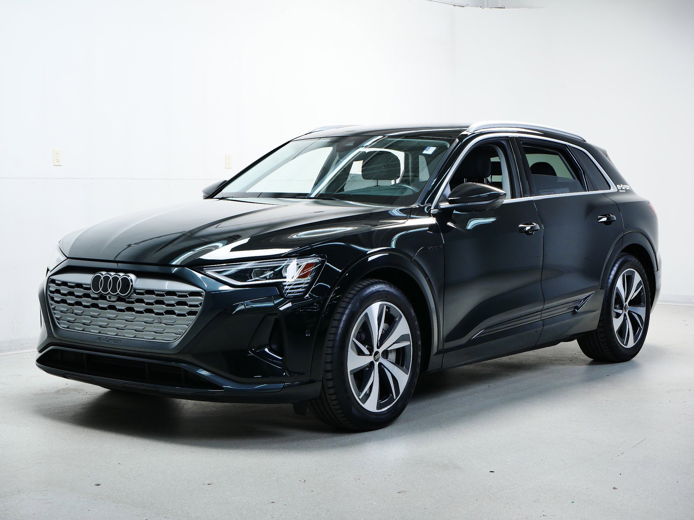2024 Audi Q8 E-tron Premium Plus photo 3