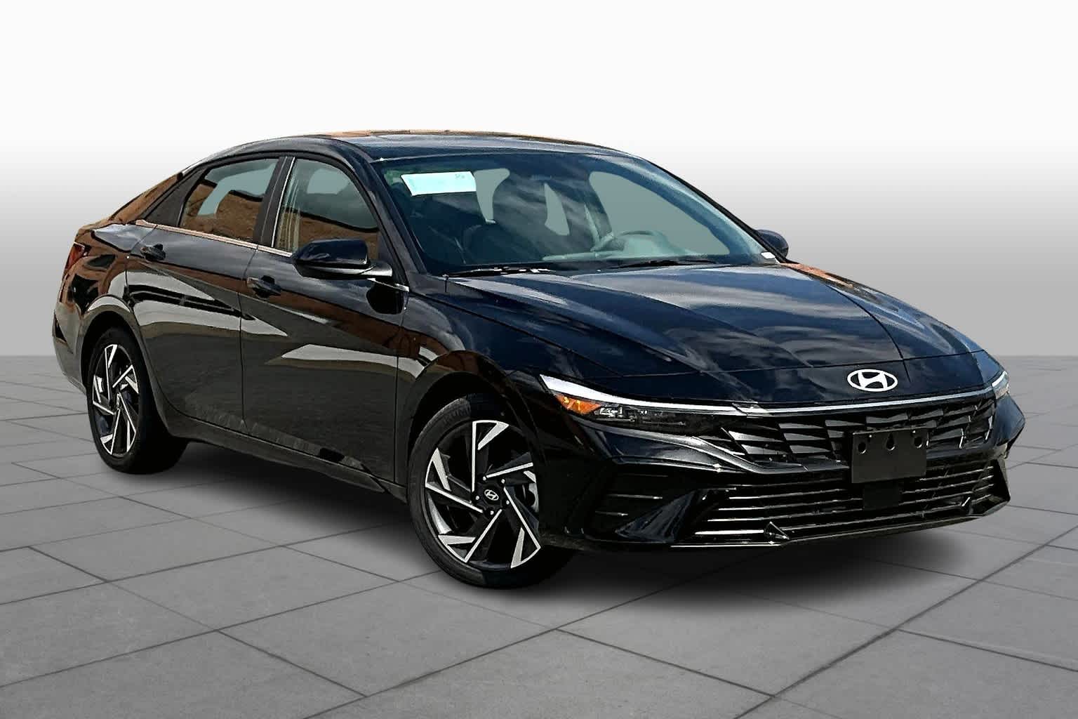 2024 Hyundai Elantra SEL Convenience photo 2