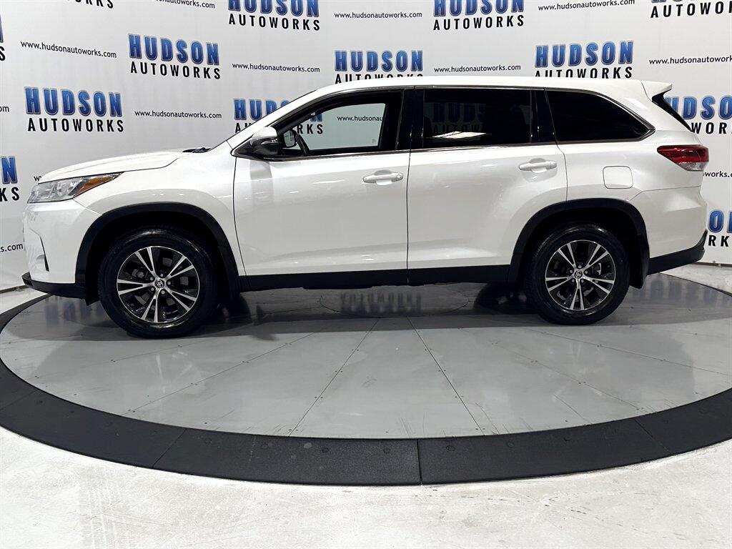 2019 Toyota Highlander LE photo 3