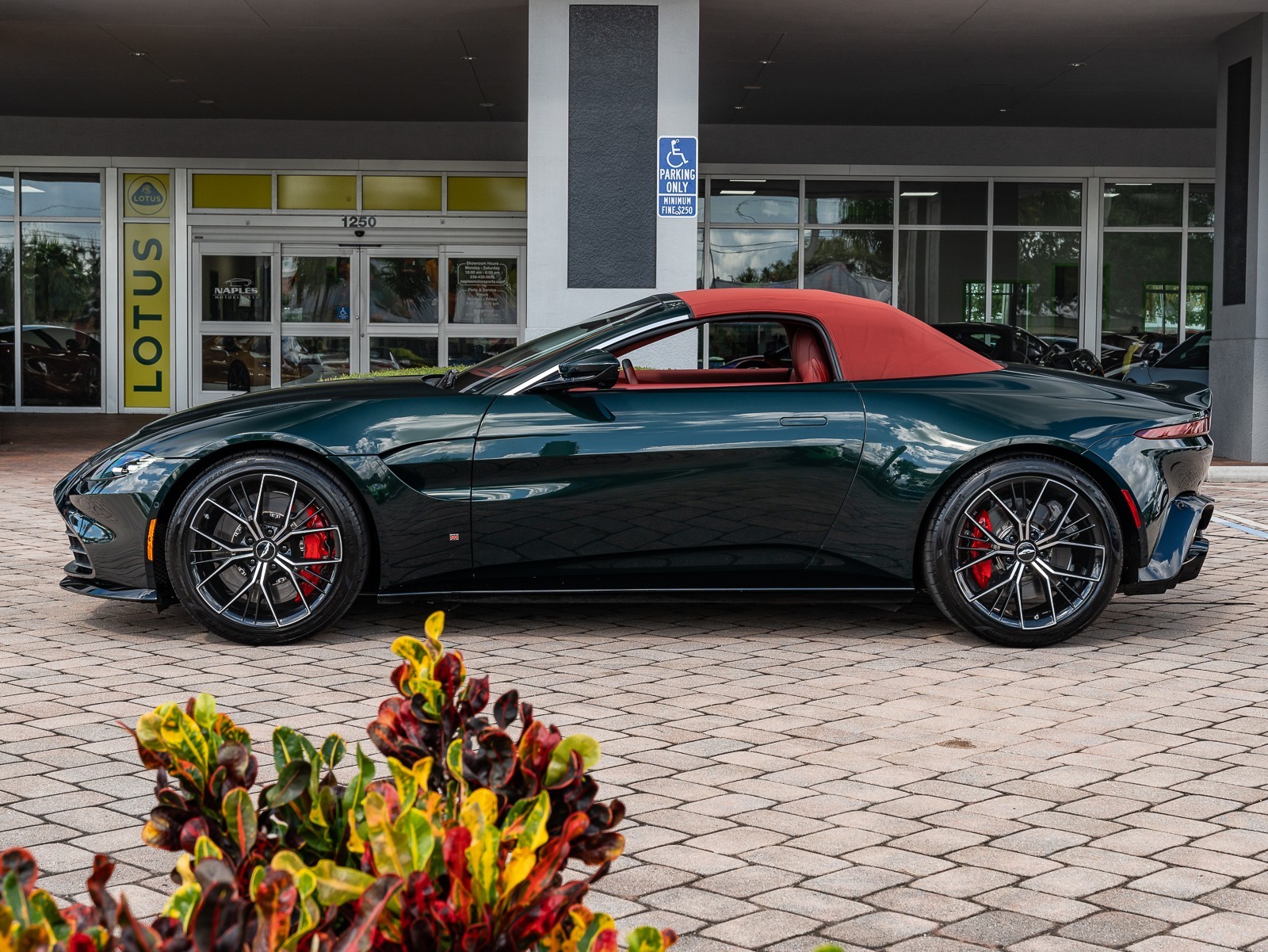 2021 Aston Martin Vantage photo 34