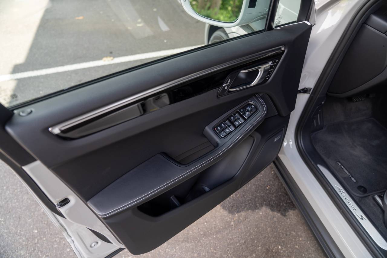 2025 Porsche Macan S photo 21