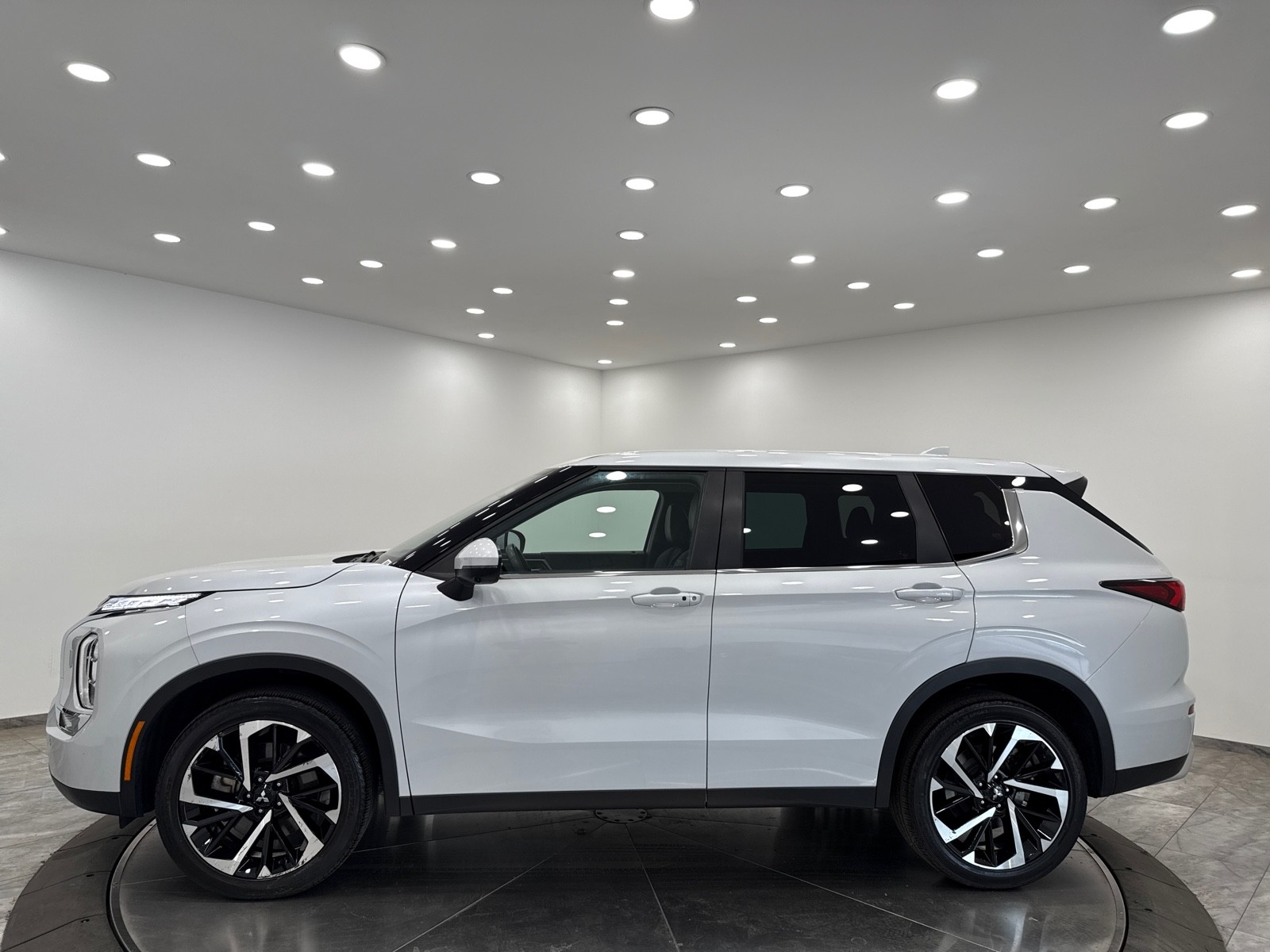 2023 Mitsubishi Outlander SE S-AWC photo 4