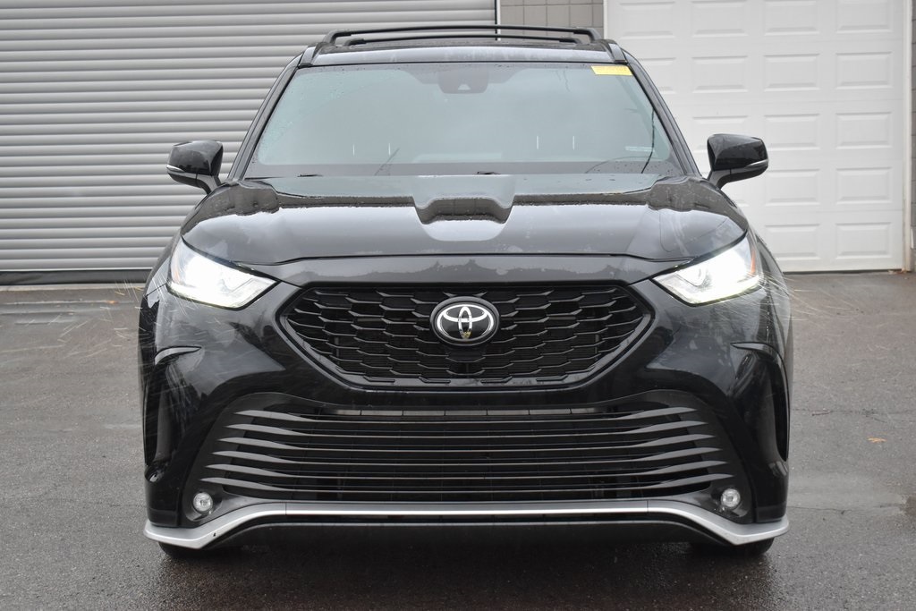 Used 2022 Toyota Highlander XSE with VIN 5TDLZRAH5NS107352 for sale in Kansas City