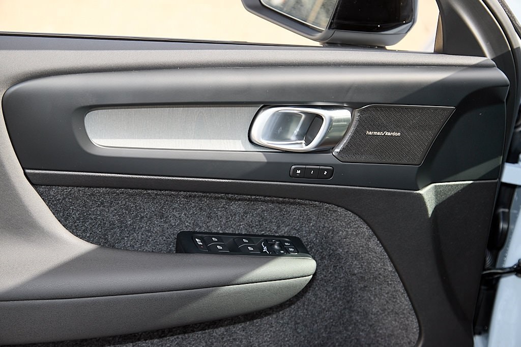 2026 VOLVO XC40 - Image 10