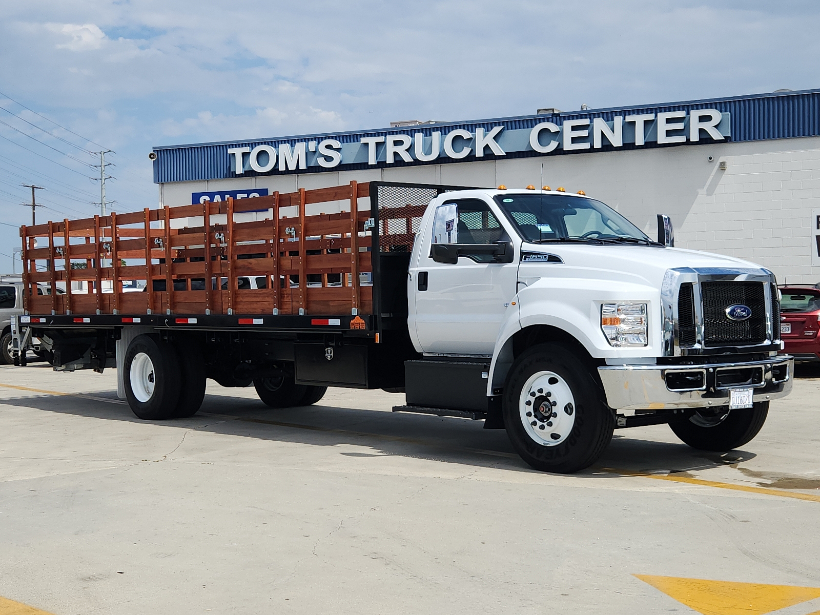 2025 Ford F-650 26' Stakebed's photo