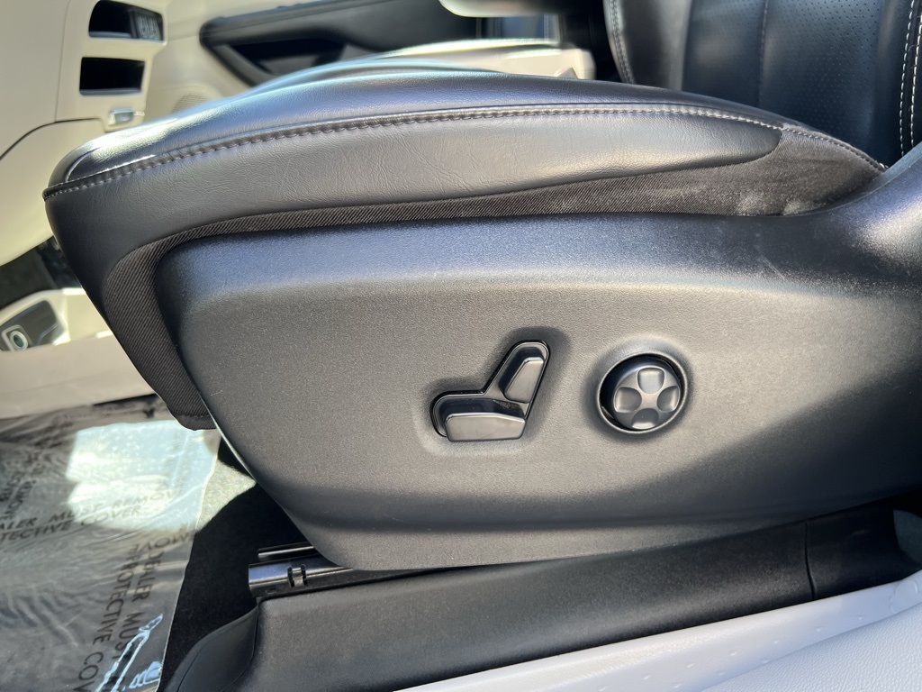2023 Chrysler Pacifica Touring L photo 11