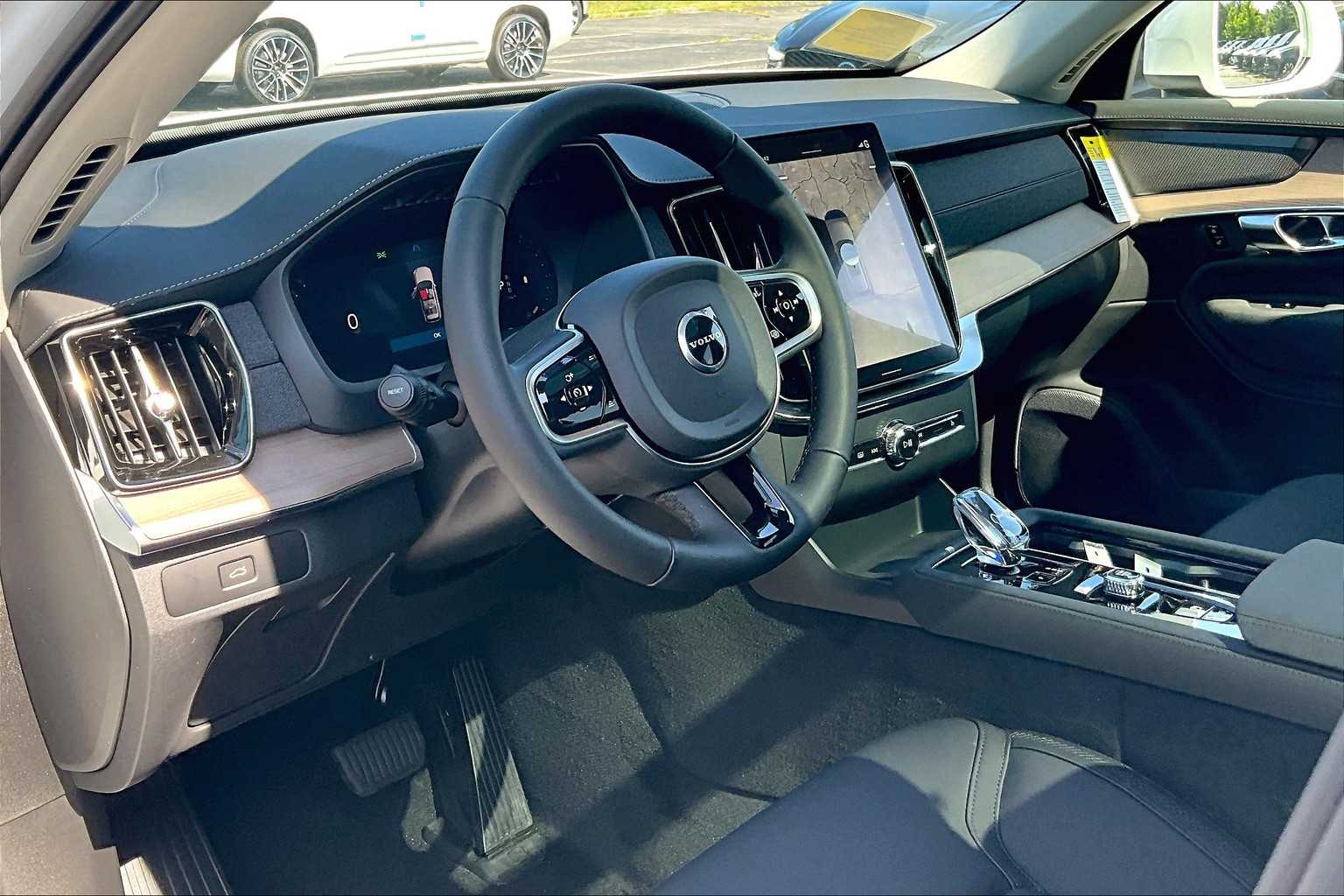 2026 Volvo XC90 Plus photo 4