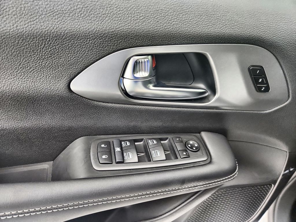 2026 Chrysler Pacifica photo 4