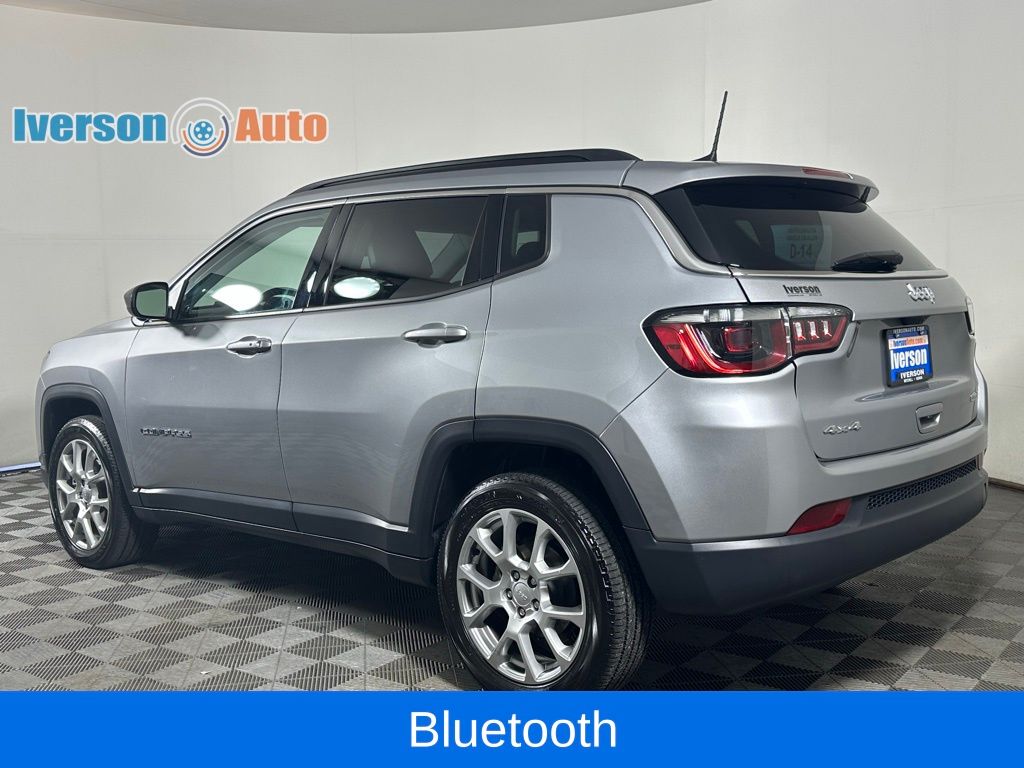 2022 Jeep Compass Latitude Lux photo 3