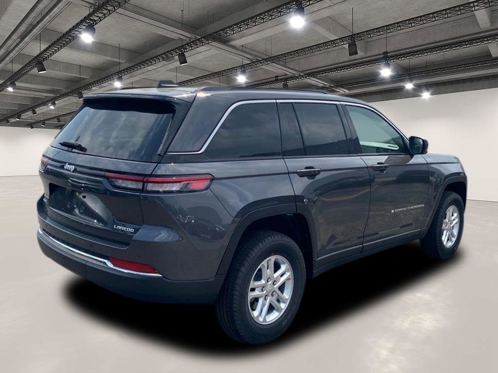 2025 Jeep Grand Cherokee Laredo photo 4