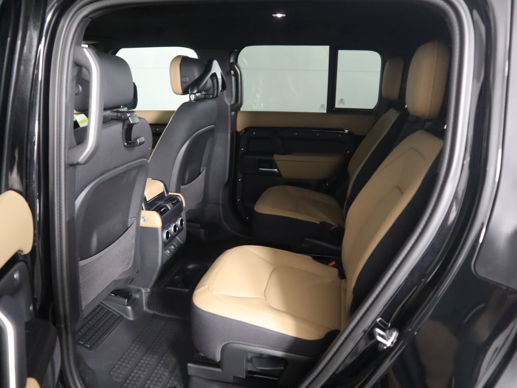 2025 Land Rover Defender 130 V8 photo 21
