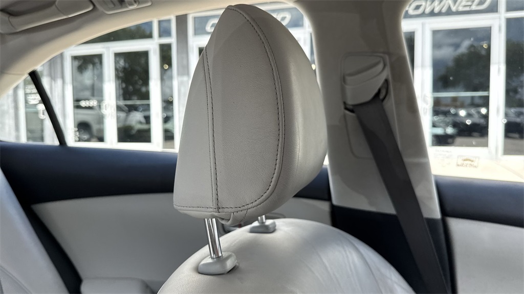 2011 Lexus ES 350 photo 18