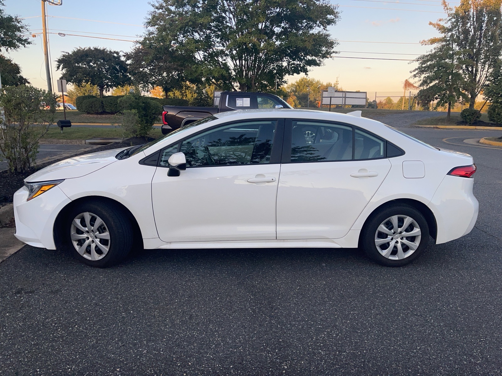 2022 Toyota Corolla LE photo 2