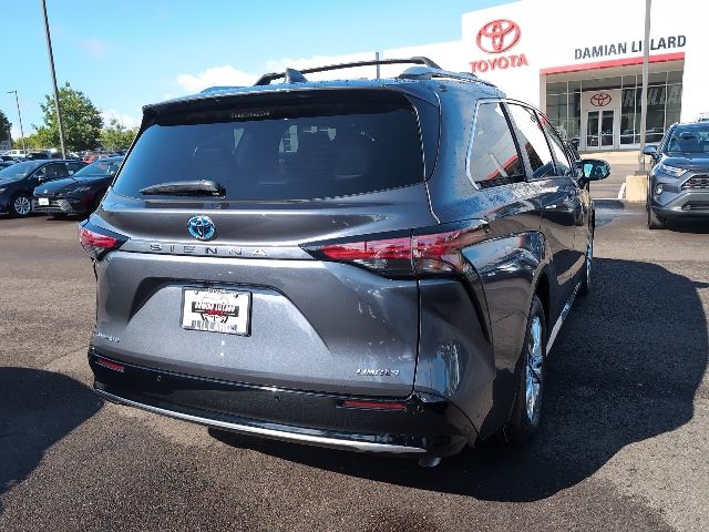2025 Toyota Sienna Limited photo 4