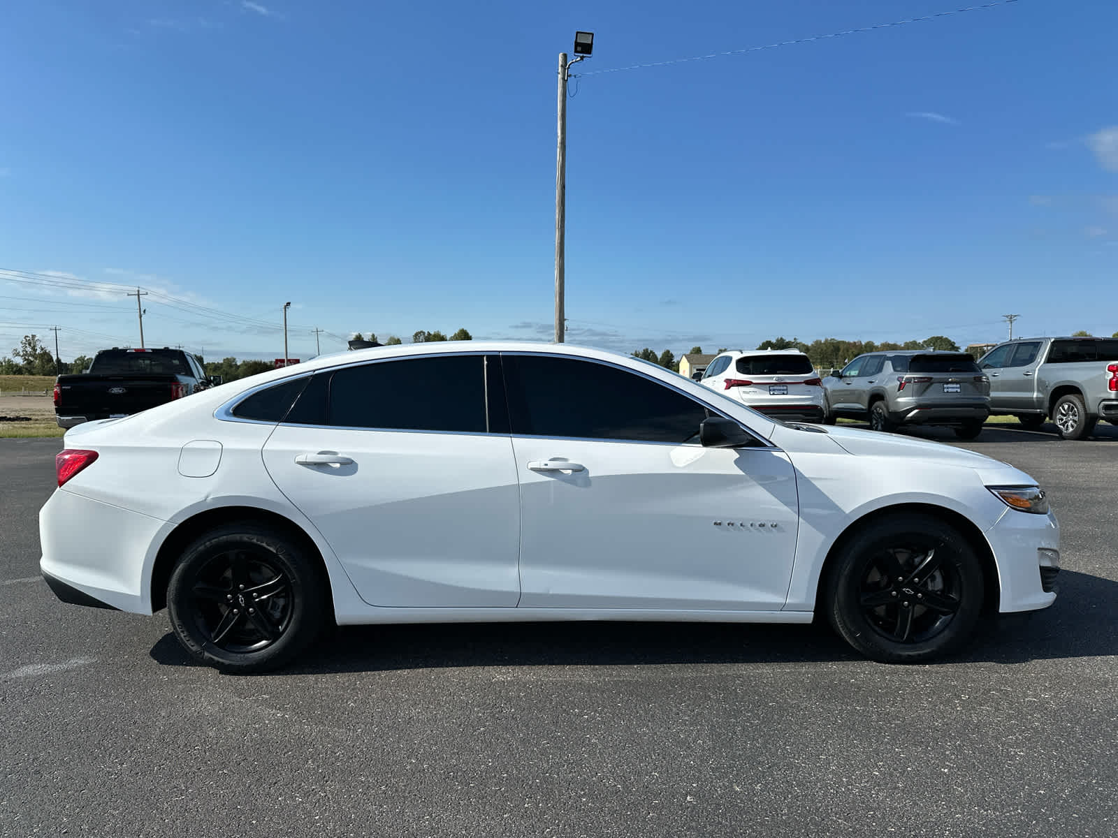 2022 Chevrolet Malibu LS photo 2